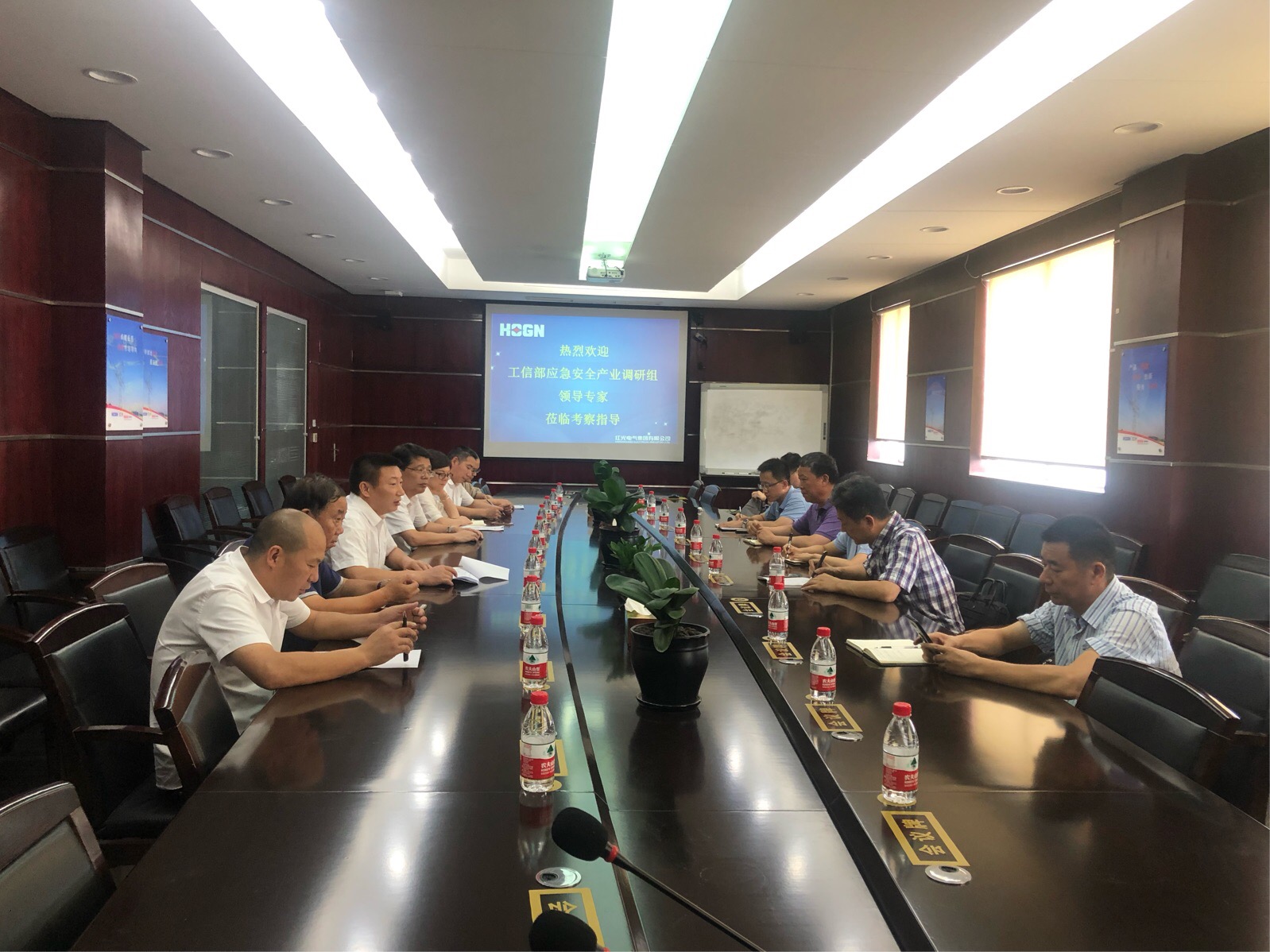 工信部应急清静工业生长战略调研组走进Z6尊龙凯时电气集团